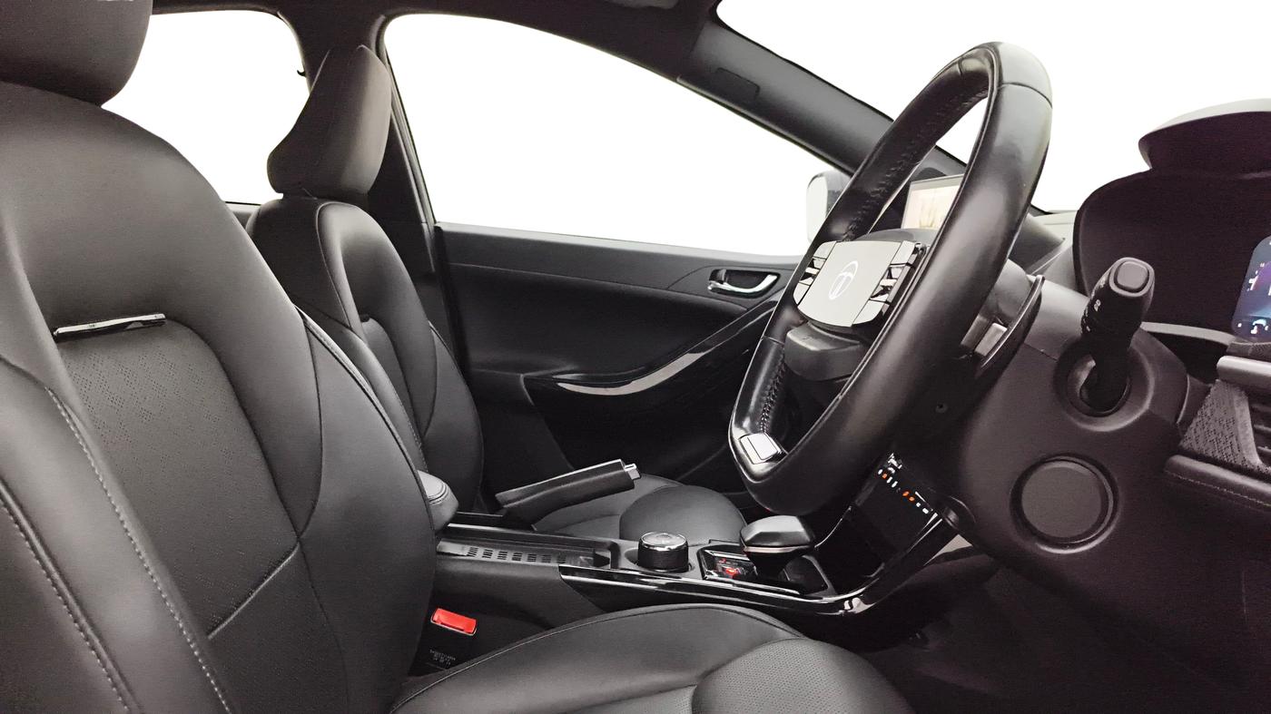 2023 Tata NEXON FEARLESS + SUNROOF DCA DUAL TONE 1.2 PETROL, Petrol, Automatic, 33,293 km, Right Side Front Door Cabin