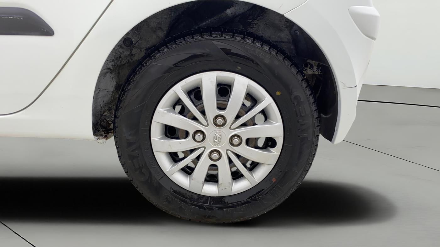 2013 Hyundai i10 MAGNA 1.1, CNG, Manual, 1,06,698 km, Left Rear Wheel