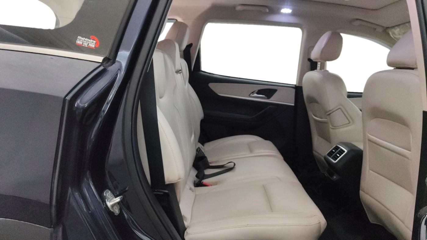 2021 Mahindra XUV700 AX 7 P MT 7 STR, Petrol, Manual, 37,871 km, Right Side Rear Door Cabin