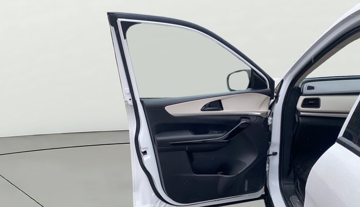 2022 Mahindra XUV700 AX 5 D AT 5 STR, Diesel, Automatic, 31,102 km, LHS Front Door
