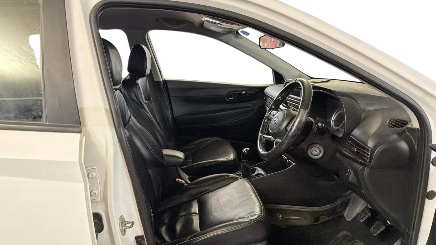 2021 Hyundai NEW I20 MAGNA 1.2 MT, Petrol, Manual, 1,05,532 km, Right Side Front Door Cabin