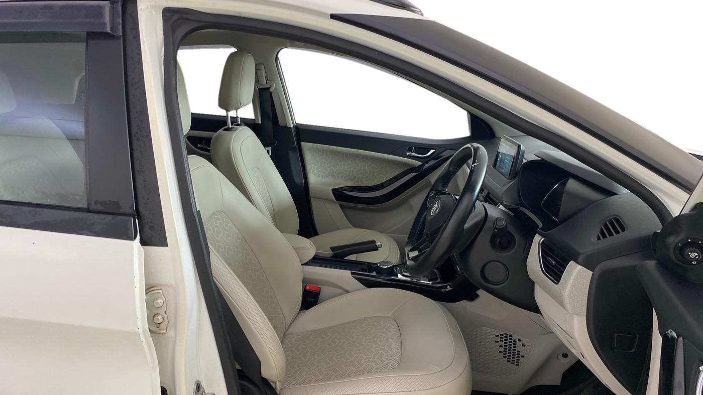 2023 Tata NEXON XZA PLUS LUX SUNROOF DUAL TONE PETROL, Petrol, Automatic, 32,350 km, Right Side Front Door Cabin