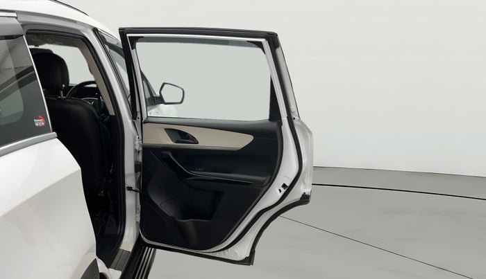 2023 Mahindra XUV700 AX 5 P AT 5 STR, Petrol, Automatic, 14,466 km, RHS Rear Door