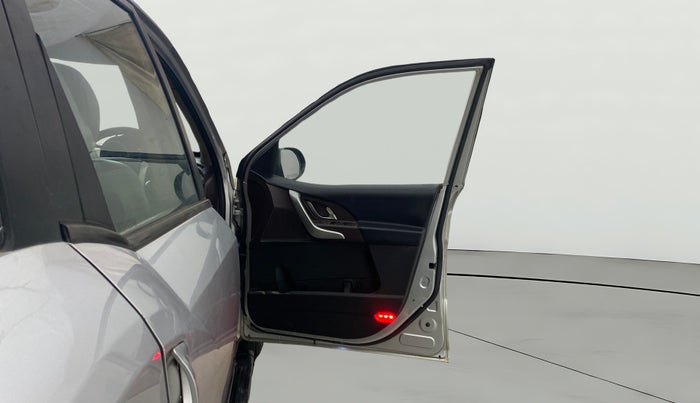 2014 Mahindra XUV500 W6, Diesel, Manual, 1,08,943 km, RHS Front Door