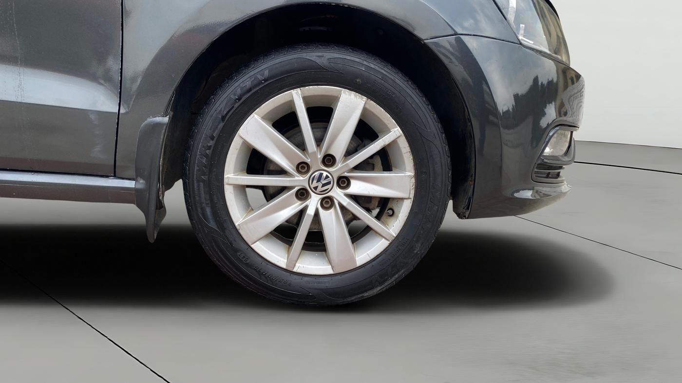 2015 Volkswagen Polo HIGHLINE1.2L, Petrol, Manual, 76,923 km, Right Front Wheel