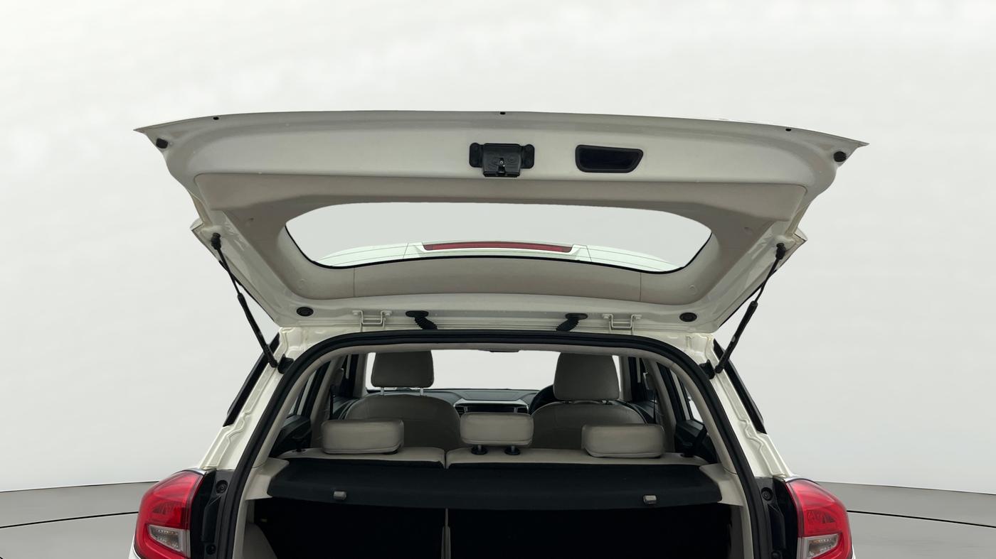 2020 Mahindra XUV300 W8 1.2 PETROL, Petrol, Manual, 27,271 km, Boot Door Open
