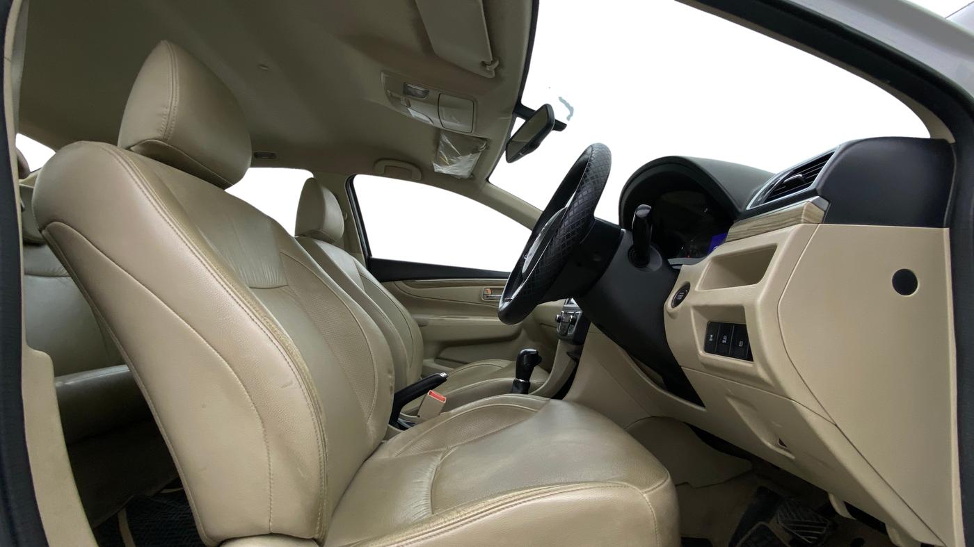 2020 Maruti Ciaz ALPHA  AT 1.5 SHVS PETROL, Petrol, Automatic, 1,09,980 km, Right Side Front Door Cabin
