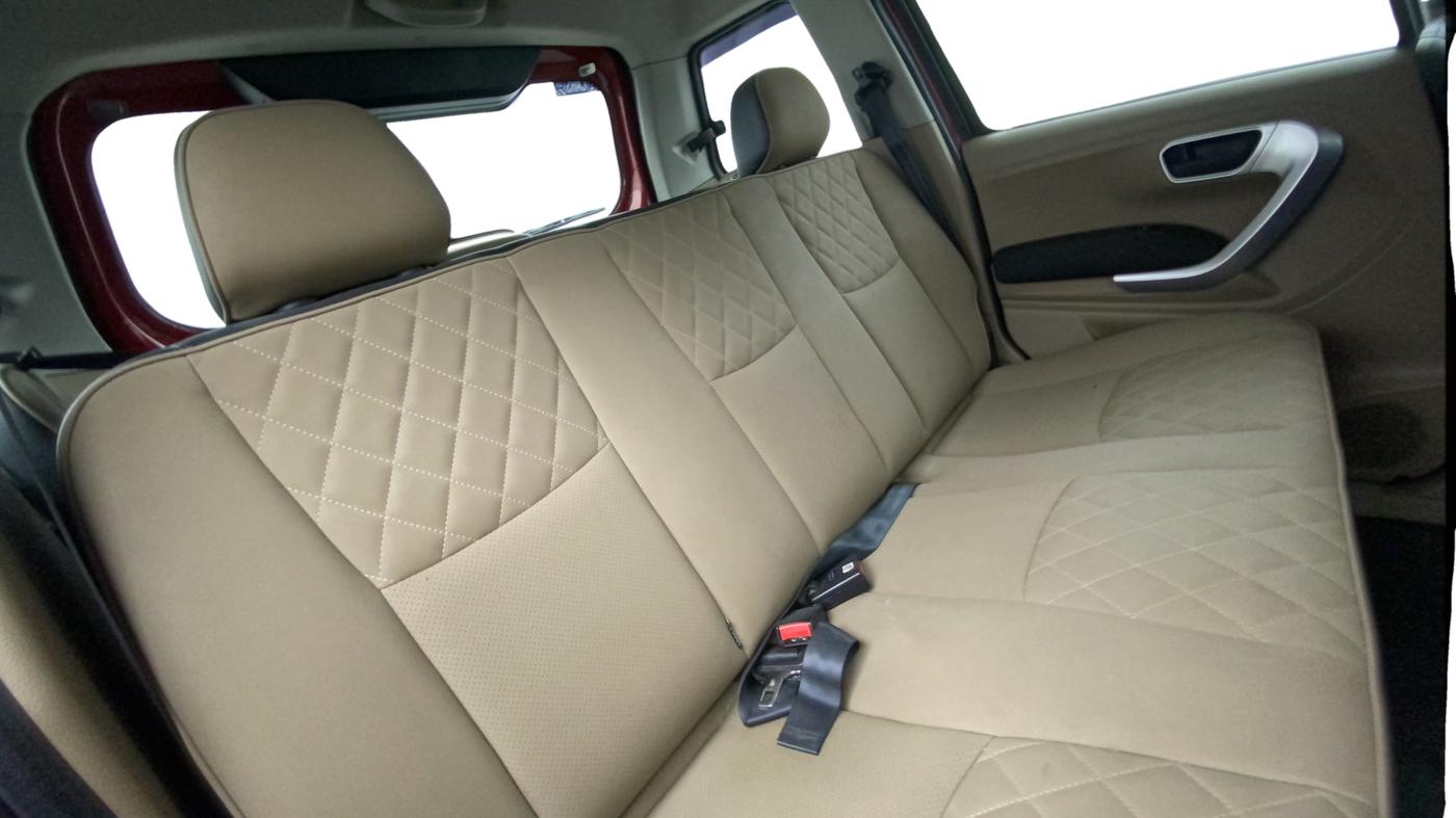 2018 Mahindra TUV300 T10, Diesel, Manual, 74,032 km, Right Side Rear Door Cabin