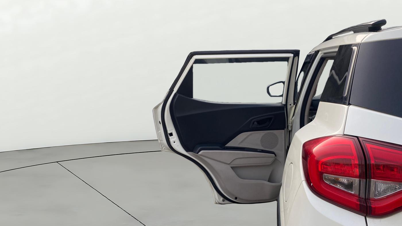 2022 Mahindra XUV300 W6 1.2 PETROL, Petrol, Manual, 59,995 km, LHS Rear Door