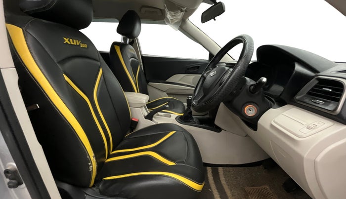 2020 Mahindra XUV300 W6 1.5 DIESEL, Diesel, Manual, 50,032 km, Right Side Front Door Cabin