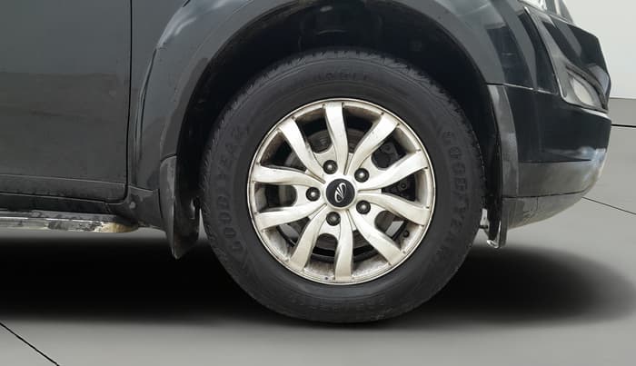 2015 Mahindra XUV500 W10, Diesel, Manual, 1,13,300 km, Right Front Wheel