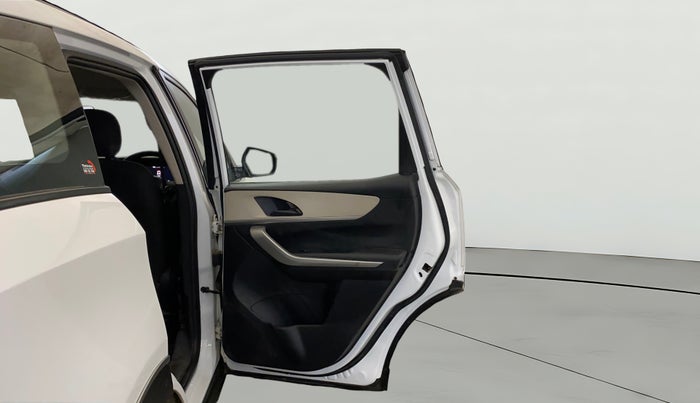 2022 Mahindra XUV700 AX 3 P MT 5 STR, Petrol, Manual, 45,328 km, RHS Rear Door