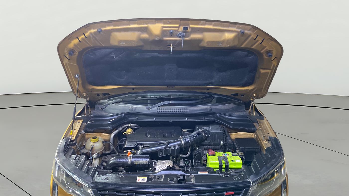 2023 Mahindra XUV300 W8(O) 1.2 PETROL DUAL TONE, Petrol, Manual, 58,758 km, Open Bonet