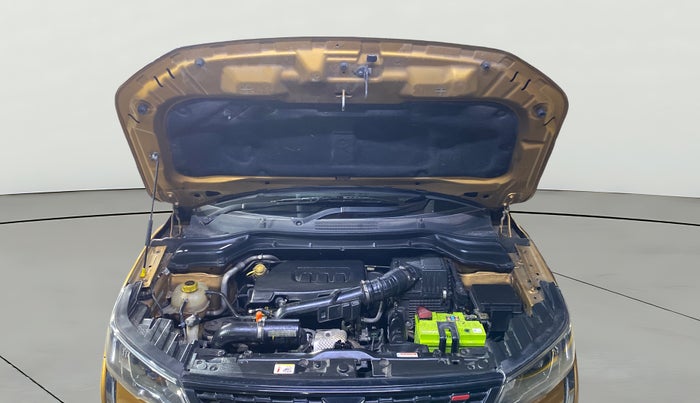 2023 Mahindra XUV300 W8(O) 1.2 PETROL DUAL TONE, Petrol, Manual, 58,758 km, Open Bonet