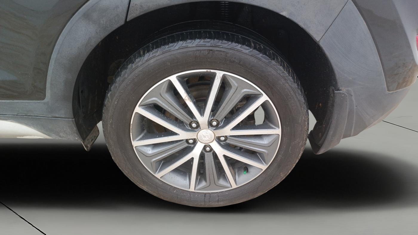2018 Hyundai Tucson 2WD AT GL DIESEL
, Diesel, Automatic, 1,43,838 km, Left Rear Wheel