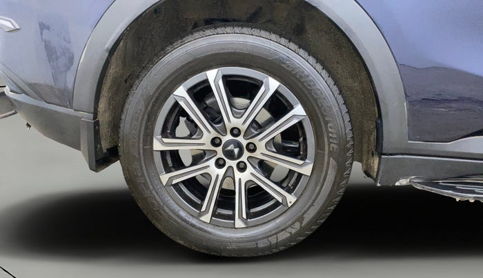 2024 Mahindra XUV700 AX 7 P AT 7 STR, Petrol, Automatic, 21,999 km, Right Rear Wheel