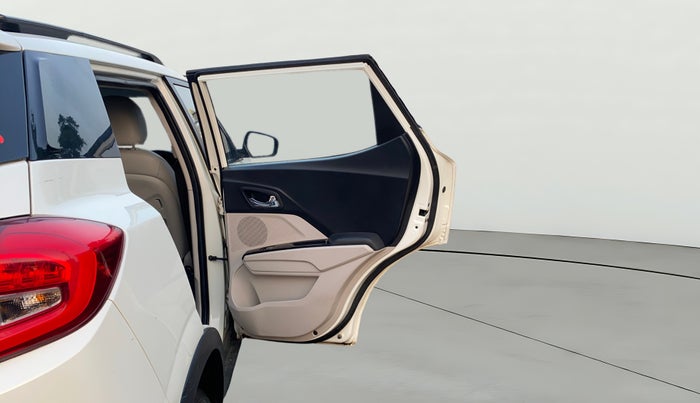 2023 Mahindra XUV300 W8 (O) 1.2 PETROL, Petrol, Manual, 30,905 km, RHS Rear Door