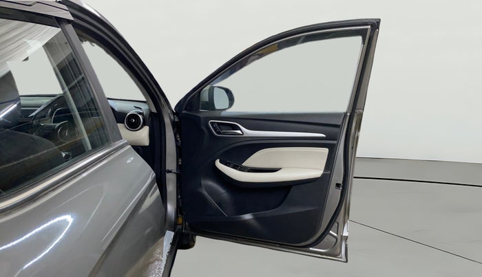 2022 MG ASTOR SUPER EX 1.5 MT, CNG, Manual, 71,103 km, RHS Front Door