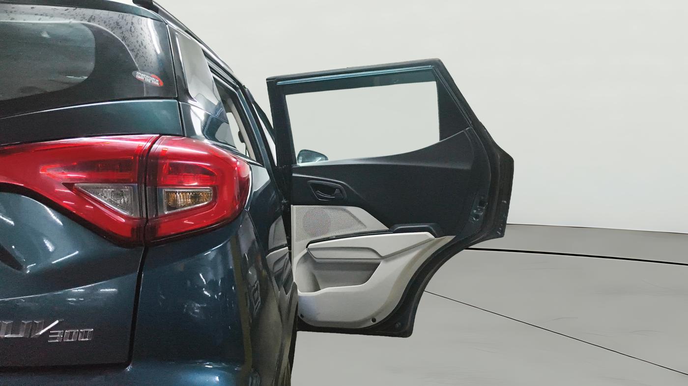 2023 Mahindra XUV300 W6 1.2 PETROL, Petrol, Manual, 36,754 km, RHS Rear Door