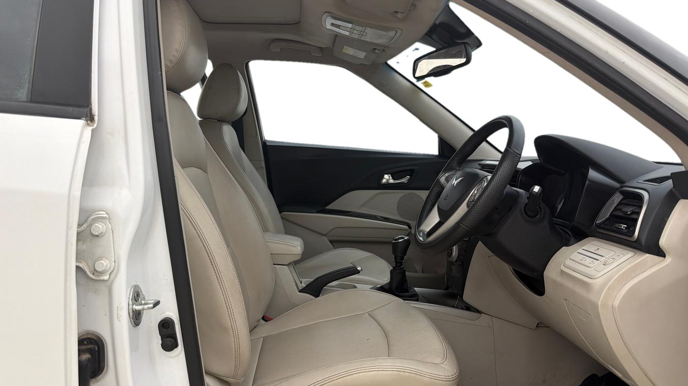 2024 Mahindra XUV300 W8 (O) 1.5 DIESEL, Diesel, Manual, 23,542 km, Right Side Front Door Cabin
