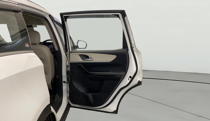 2021 Mahindra XUV700 AX 7 LUXURY D AT 7 STR, Diesel, Automatic, 92,703 km, RHS Rear Door