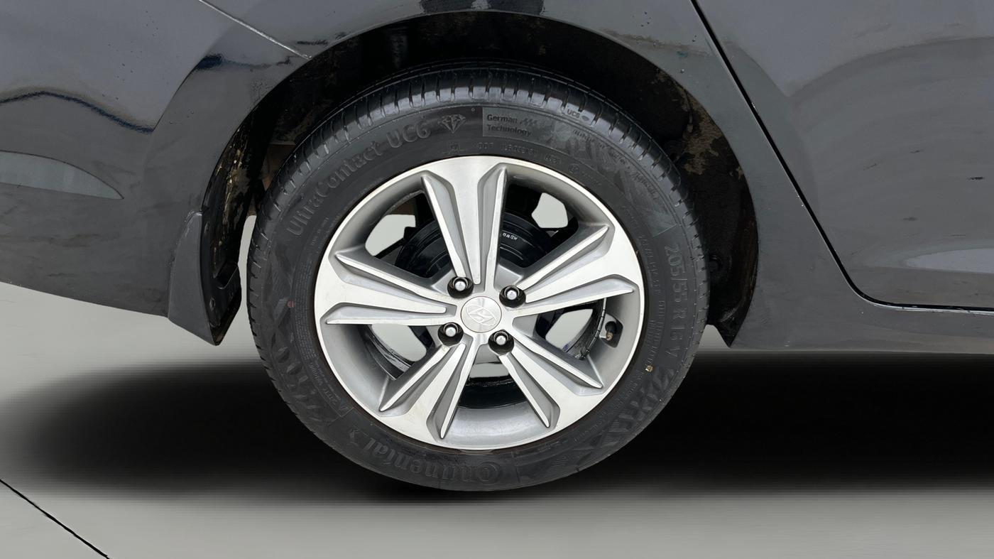 2018 Hyundai Verna 1.6 VTVT SX, Petrol, Manual, 69,994 km, Right Rear Wheel
