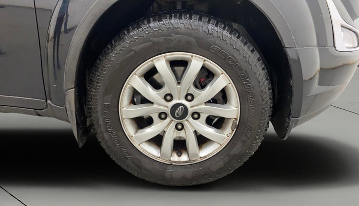 2017 Mahindra XUV500 W10, Diesel, Manual, 65,122 km, Right Front Wheel