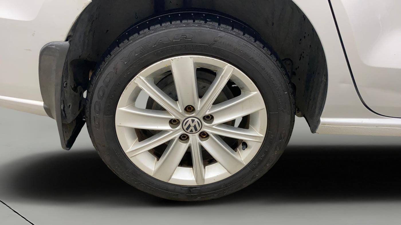 2016 Volkswagen Vento HIGHLINE PETROL AT, Petrol, Automatic, 52,937 km, Right Rear Wheel
