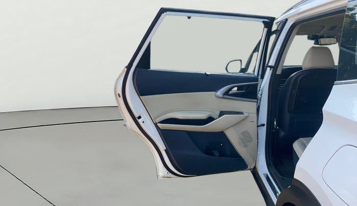 2022 KIA CARENS LUXURY PLUS 1.4 PETROL 7 STR, Petrol, Manual, 25,165 km, LHS Rear Door