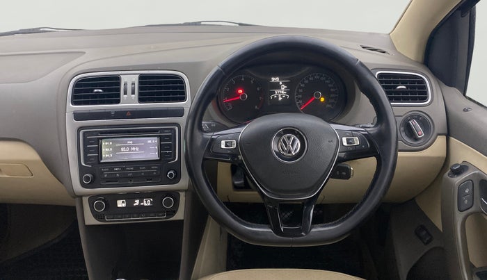2015 Volkswagen Vento HIGHLINE 1.6 MPI, Petrol, Manual, 57,746 km, Steering Wheel Close Up