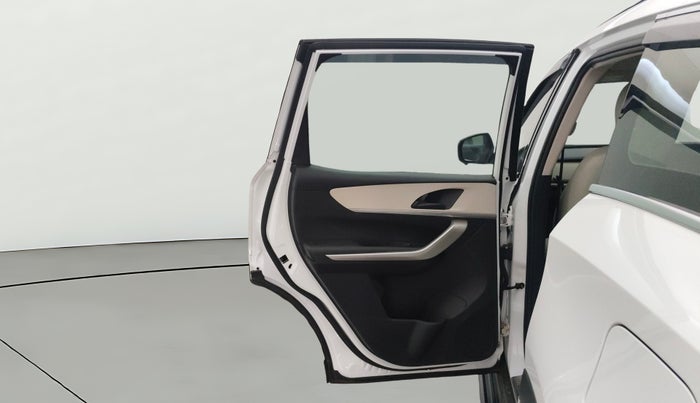 2022 Mahindra XUV700 MX P MT 5 STR, Petrol, Manual, 12,995 km, LHS Rear Door