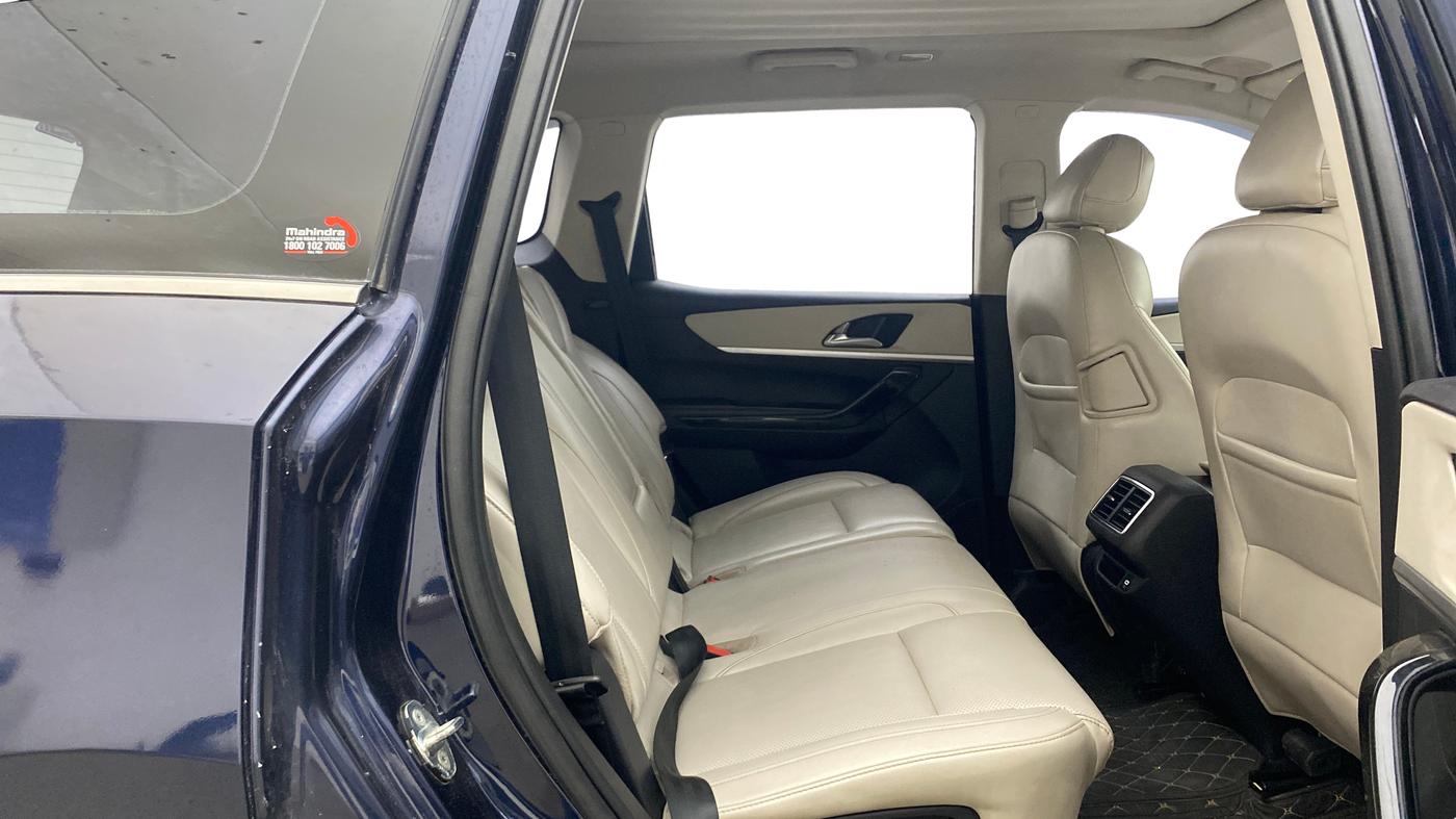 2021 Mahindra XUV700 AX 7 LUXURY P AT 7 STR, Petrol, Automatic, 1,01,825 km, Right Side Rear Door Cabin