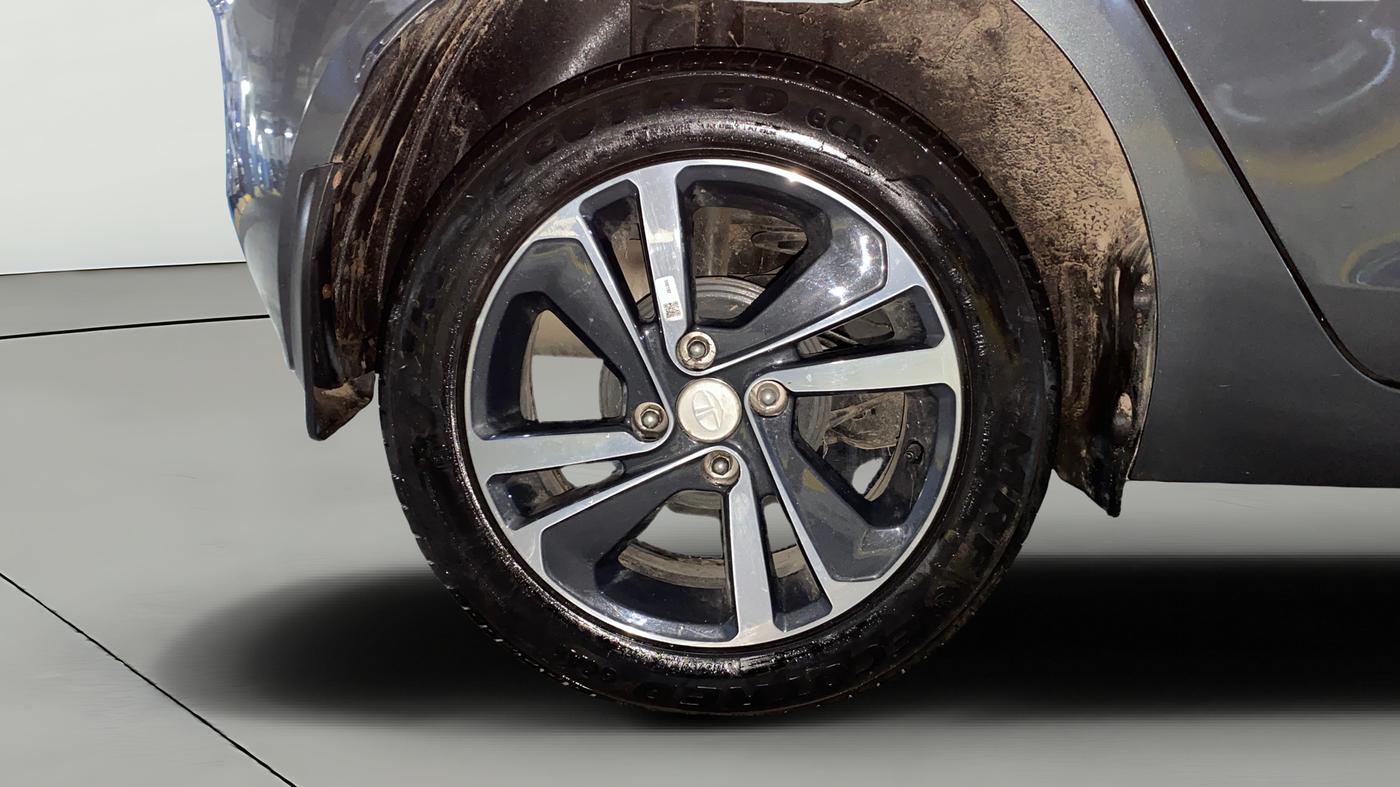 2023 Tata ALTROZ XZ PETROL, Petrol, Manual, 2,818 km, Right Rear Wheel