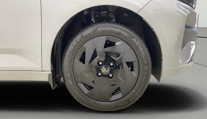 2025 Tata ALTROZ Creative S Petrol 5AMT, Petrol, Automatic, 185 km, Right Front Wheel