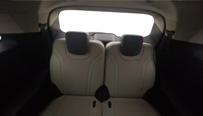 2022 Mahindra XUV700 AX 5 D MT 7 STR, Diesel, Manual, 33,379 km, Third Seat Row ( optional )