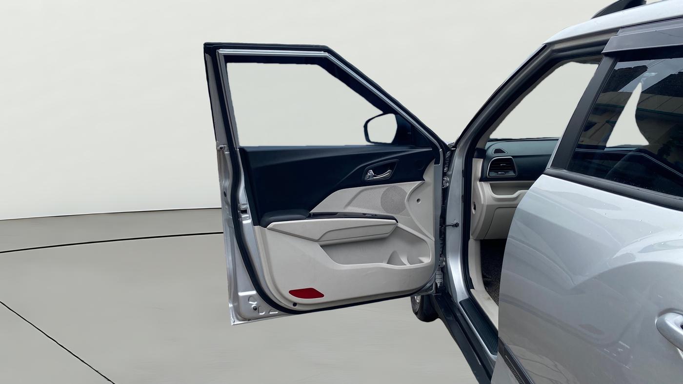 2022 Mahindra XUV300 W8 1.2 PETROL, Petrol, Manual, 15,635 km, LHS Front Door