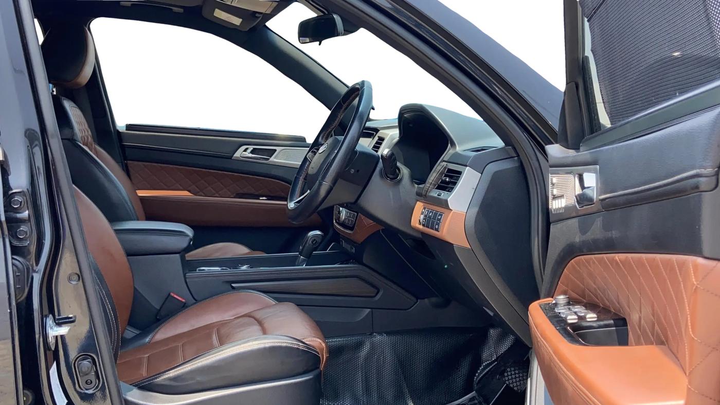 2019 Mahindra ALTURAS G4 4WD AT, Diesel, Automatic, 1,43,089 km, Right Side Front Door Cabin
