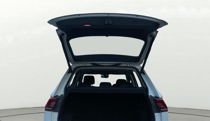 2018 Volkswagen TIGUAN HIGHLINE TDI AT, Diesel, Automatic, 1,43,834 km, Boot Door Open