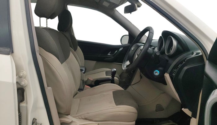 2015 Mahindra XUV500 W8, Diesel, Manual, 1,14,318 km, Right Side Front Door Cabin
