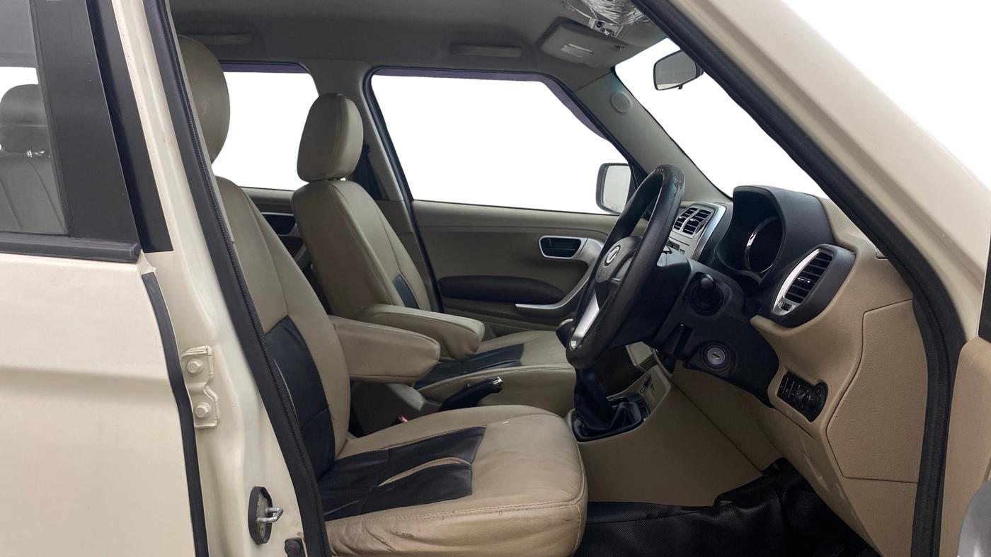 2017 Mahindra TUV300 T8, Diesel, Manual, 71,150 km, Right Side Front Door Cabin