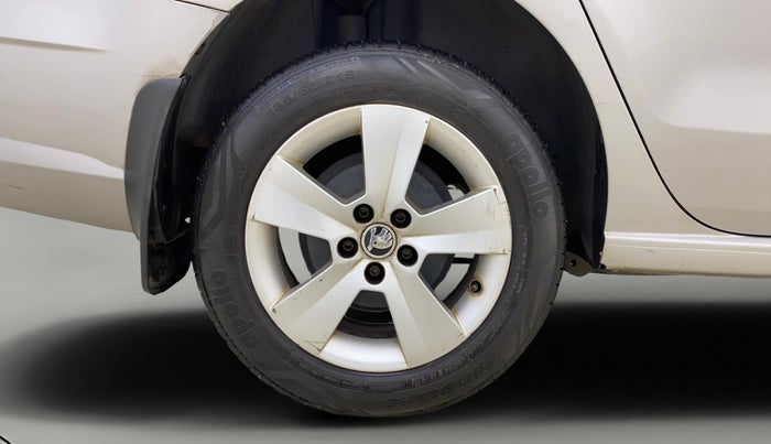 2017 Skoda Rapid AMBITION 1.6 MPI MT, Petrol, Manual, 84,228 km, Right Rear Wheel