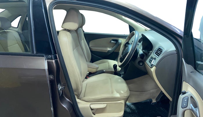 2016 Volkswagen Vento HIGHLINE 1.6 MPI, Petrol, Manual, 88,515 km, Right Side Front Door Cabin