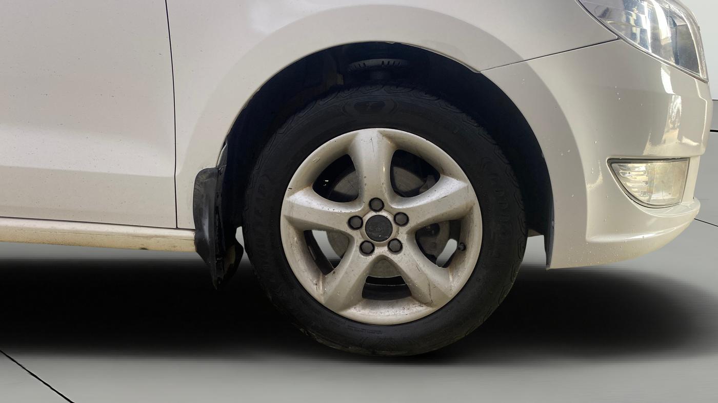 2014 Skoda Rapid AMBITION 1.6 MPI AT PLUS, Petrol, Automatic, 50,687 km, Right Front Wheel