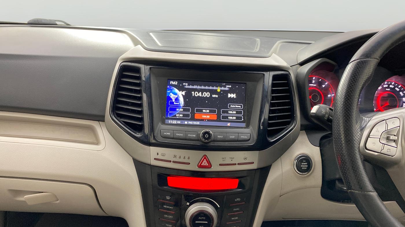 2019 Mahindra XUV300 W8 (O) 1.5 DIESEL AMT, Diesel, Automatic, 1,40,621 km, Air Conditioner