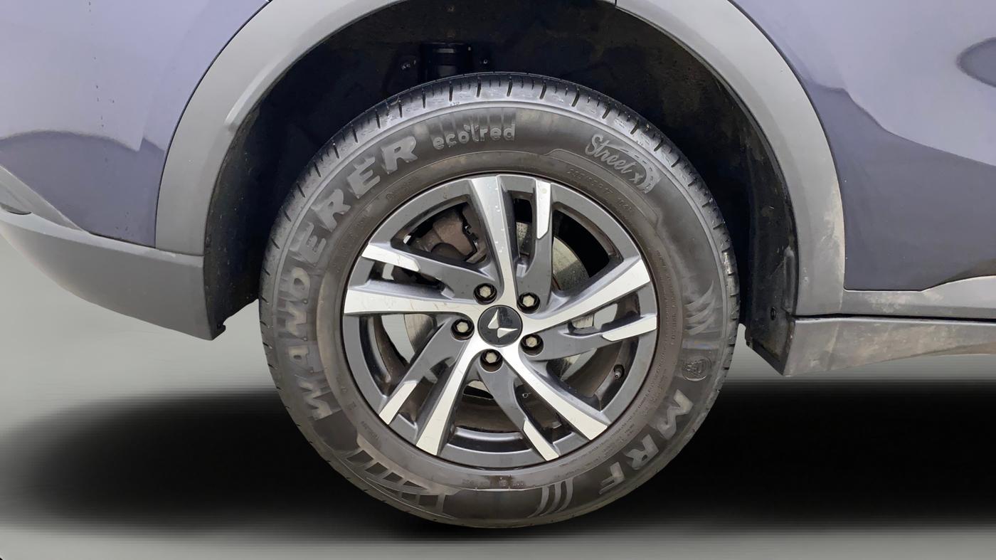 2024 Mahindra XUV700 AX 5 P AT 5 STR, Petrol, Automatic, 49,731 km, Right Rear Wheel