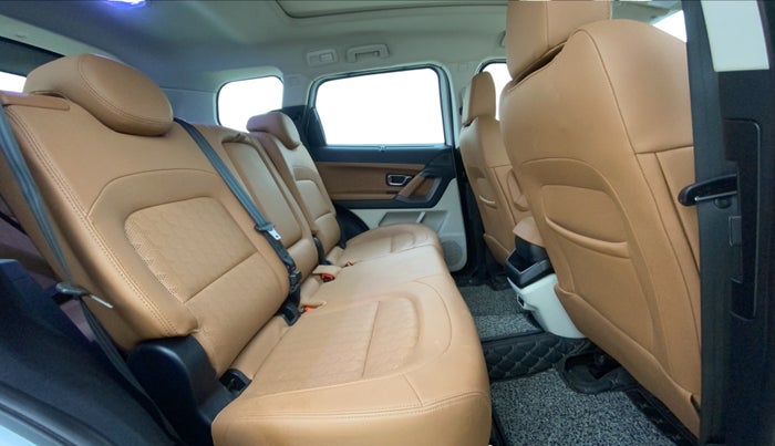 2024 Tata Safari ADVENTURE PLUS, Diesel, Manual, 29,863 km, Right Side Rear Door Cabin