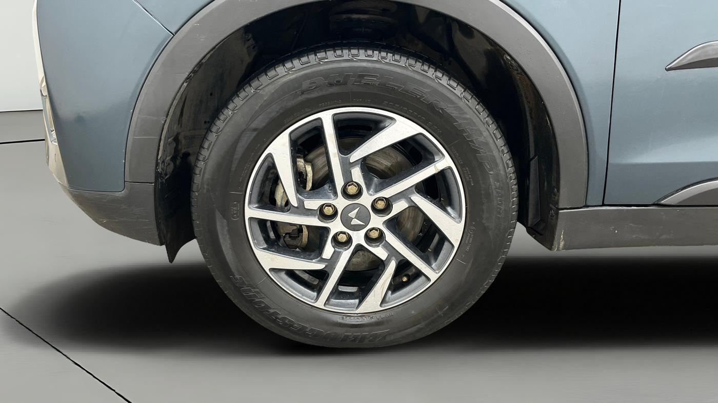 2023 Mahindra XUV300 W8 (O) 1.2 PETROL AMT, Petrol, Automatic, 35,603 km, Left Front Wheel