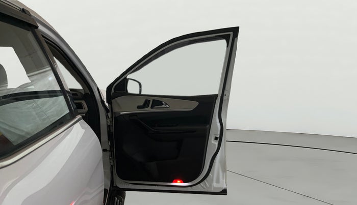 2022 Mahindra XUV700 AX 7 LUXURY D MT 7 STR, Diesel, Manual, 48,333 km, RHS Front Door