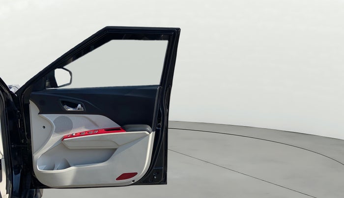 2023 Mahindra XUV300 W8 (O) 1.2 PETROL, Petrol, Manual, 13,938 km, RHS Front Door