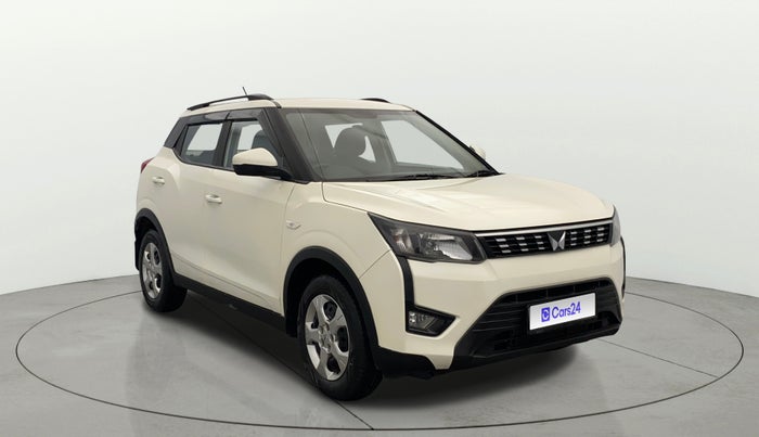 2023 Mahindra XUV300 W6 1.2 PETROL AMT, Petrol, Automatic, 33,518 km, Right Front Diagonal